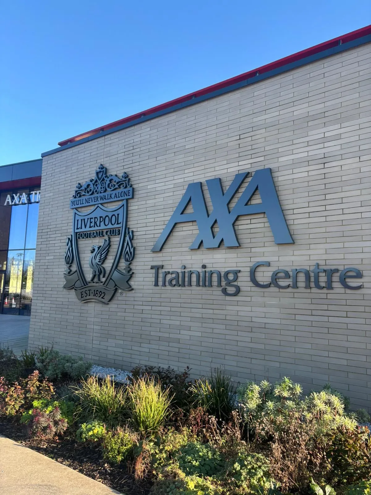 Formación de élite para el CD Don Bosco en las instalaciones del Liverpool F.C.