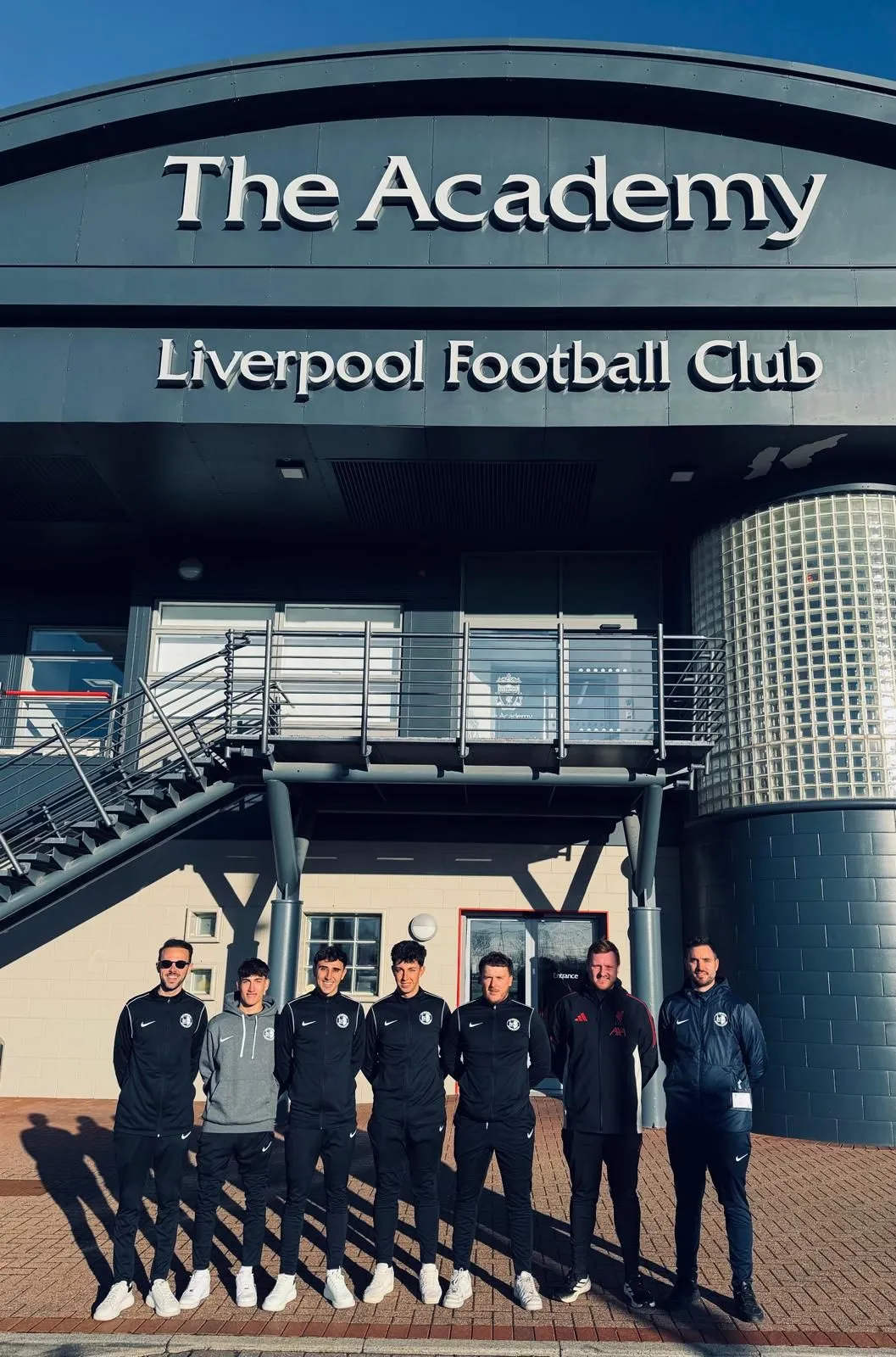 Formación de élite para el CD Don Bosco en las instalaciones del Liverpool F.C.